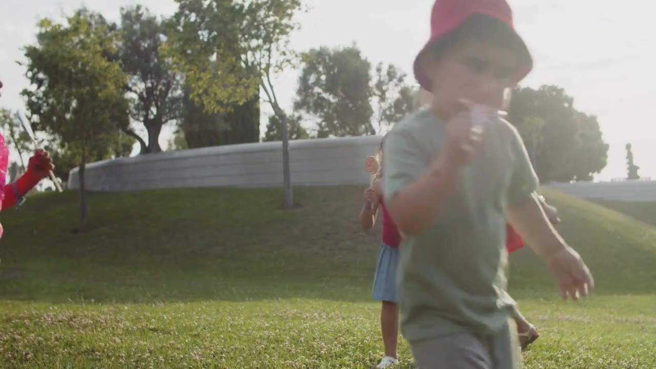 Enfants dans un parc ensoleillé — image d’ambiance