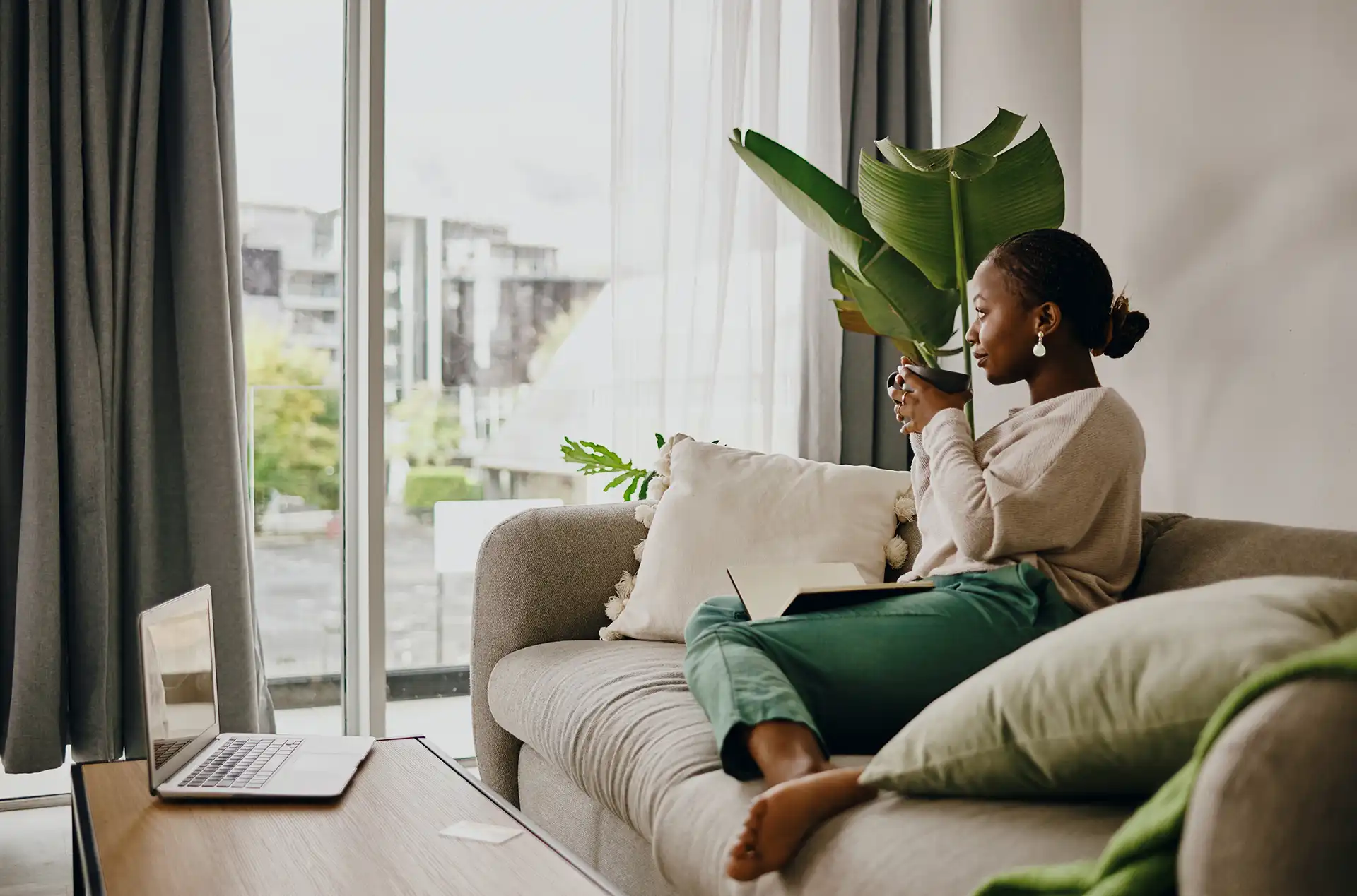 Un moment de détente avec un livre et un café à la maison