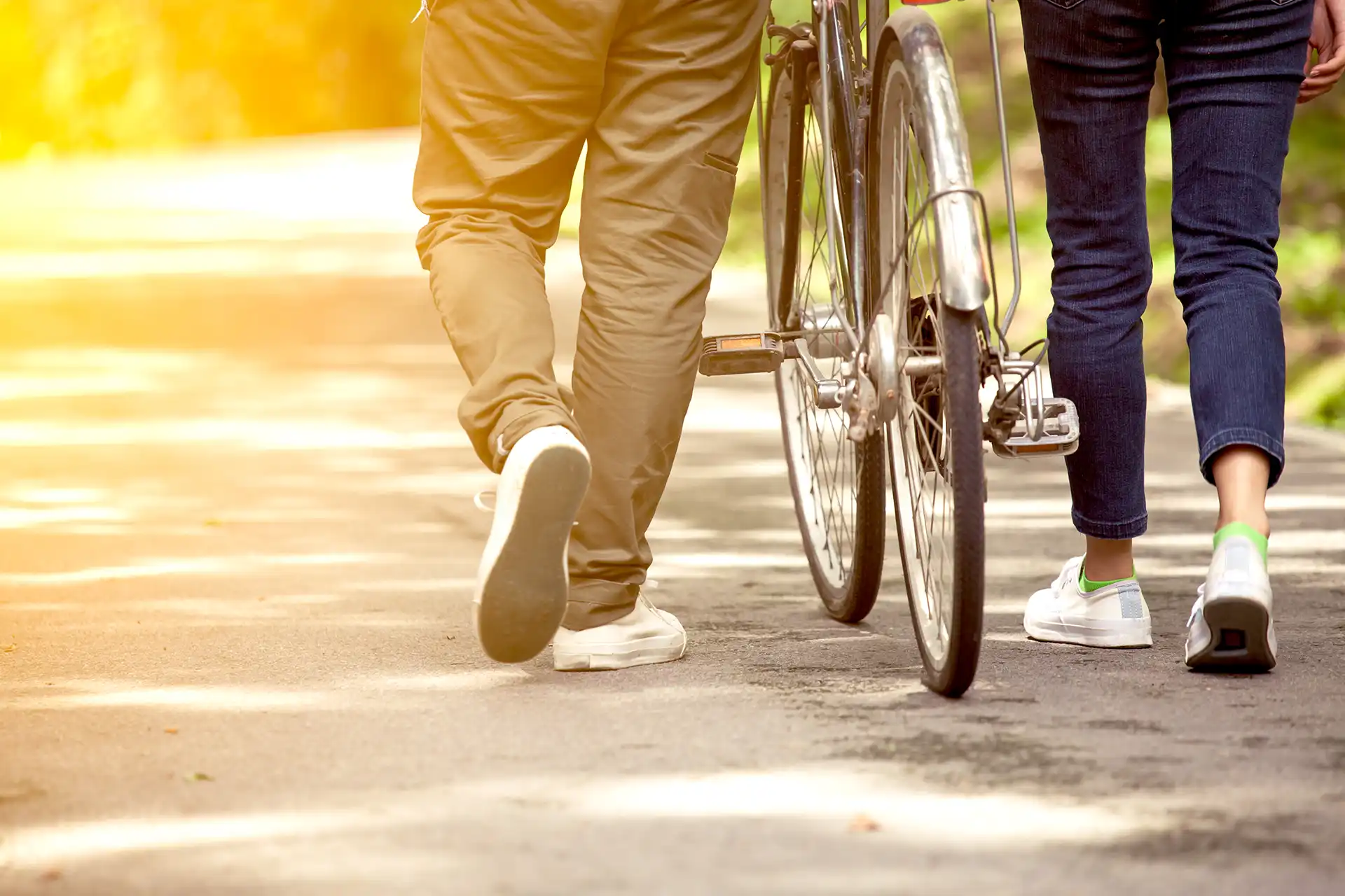 Promenade à vélo sur une allée ensoleillée — image d’ambiance